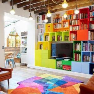 Очарователната цветна библиотека в дневната