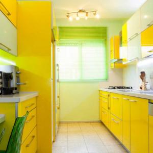 Идеи за слънчева жълта кухня