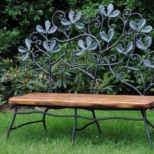 Дървените градински пейки с метална основа са изключително устойчиви