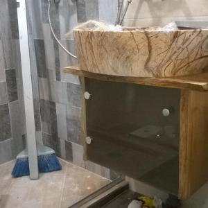 дизайнерски шкаф за баня от масив
