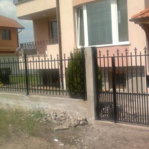 метална ограда и метална врата