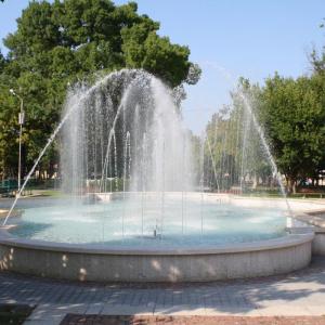 обществен парк гр. Полски Тръмбеш пеещ фонтан (първият в България)