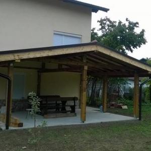 Навес изграден от нас с предстоящ монтаж на барбекю.