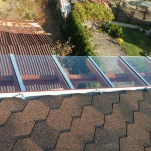 Изграждане на покрив върху тераса съчетан с битумни керемиди и една част закалено стъкло