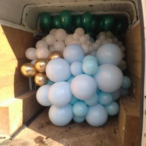 Пълният с балони бус на Краси