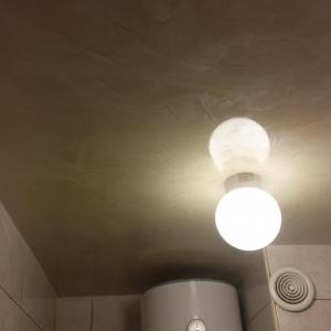 Таван във баня със декоративна мазилка "стуко венициано"