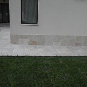 Облицовка с травертин и гнайс