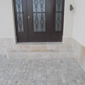 Облицовка с травертин и гнайс