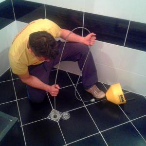 Отпушване на подов сифон в баня