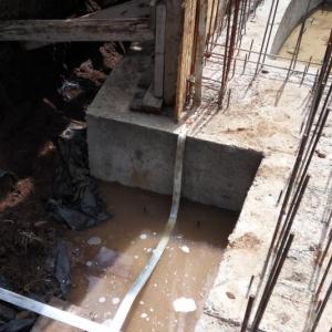 Полагане на заземителна шина за гръмоотводна инсталация  в основите на новострояща се къща
