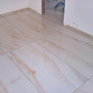 Полагане на плочки в  стая за гости