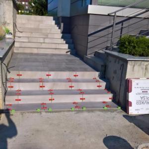 Стълби и площадка в двор на къща