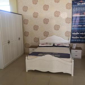 Спалня с класически дизайн в бяло
