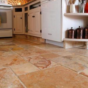 Плюсове на пода от естествен камък в кухнята