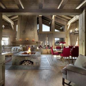 Дървените, красиви и масивни мебели в дневната носят спокойствие и уют