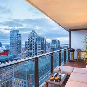 Практични идеи как да превърнете балкона на апартамента в прекрасен кът за почивка