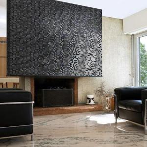 Мозайка в дневната – обърнете внимание на камината и стените
