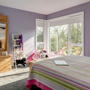Детска стая, оцветена в лилаво