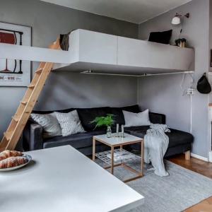 Легло на второ ниво за повече пространство, артистичен дизайн и уют в гарсониерата