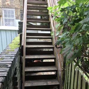 Подмяна на старо дървено стълбище.
