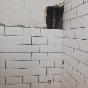 Лепене на плочки на стена на баня