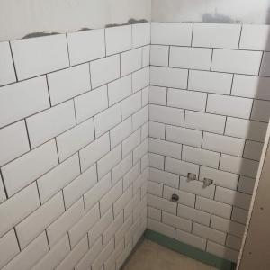 Лепене на плочки на стена на баня