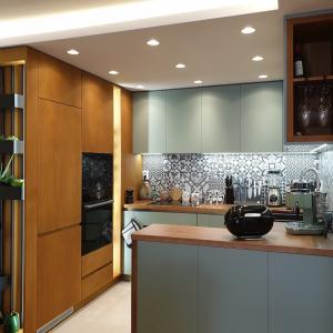 Кухня комбинация от лакиран и фурнирован MDF с метални декоративни елементи _21
