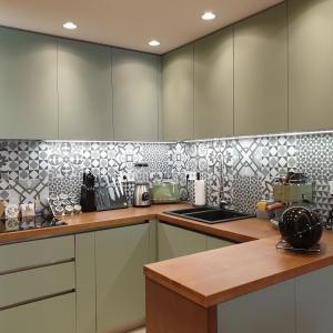 Кухня комбинация от лакиран и фурнирован MDF с метални декоративни елементи _22
