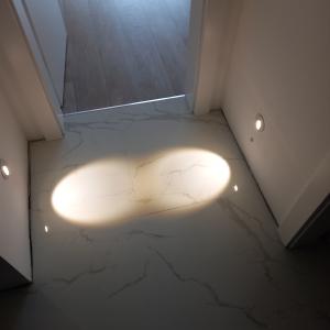 Осветление на малък коридор със сензор за движение