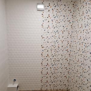 Плочки в баня, преди поставяне на санитария -2022г