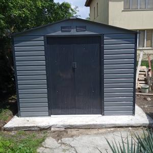 Метална барака за инструменти.