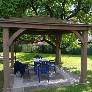 Дървена беседка с алуминиев покрив , изключително здрава с опция за пердета.