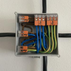 Разклонителна/разпределителна кутия за осветление