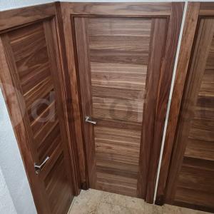 Acabados-de-calidad-para-estas-puertas-de-nogal