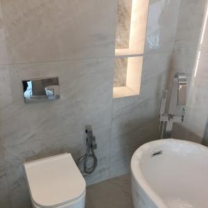 Тоалетна чиния, хигиенен душ, смесител и вана