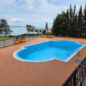 Декоративна настилка около басейн.