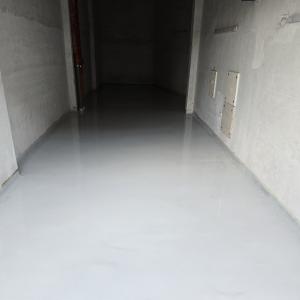 Гаражна високоизносо устойчива настилка от епоксидна смола с направени холкери.