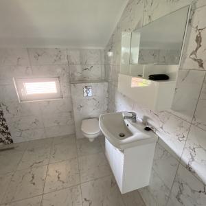 5BDE7984-A5D1-4F39-9F15-F9B76224B21D