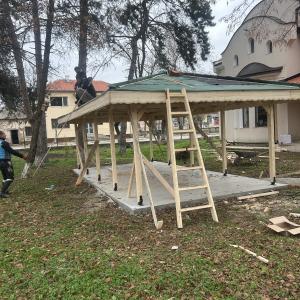 Беседка направена в двор на парк