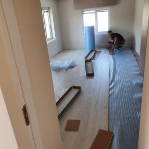 Полагане на подложка, ламинат и первази