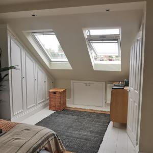 Стая с боядисани тавани и стени в един цвят