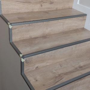 Обличане на стълби с ламинат