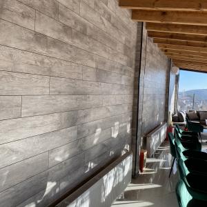 Ламинат на стена