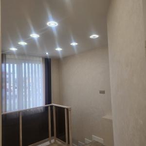 Окачен таван над стълбище