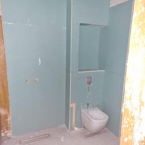 Обличане с гипсокартон и изправяне на стени