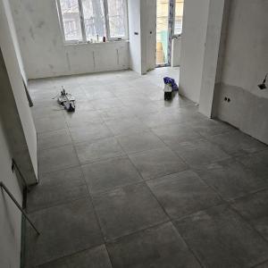 Изграждане, обръщане, шпакловане и лепене на плочки на под