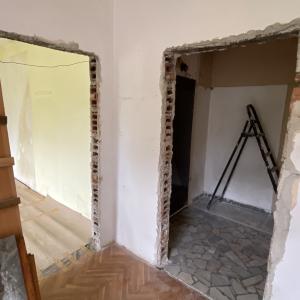 Свалени врати и почистено