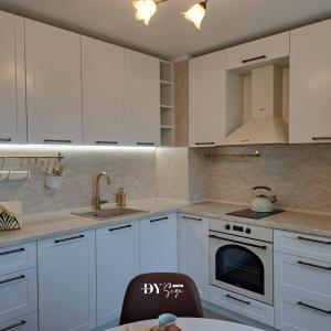 Кухня с LED лента и сензор за близост