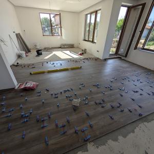 Плочки в дневна и кухня