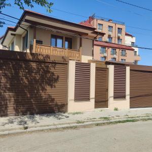 Ролетни врати със стоманени ламели